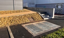 Le trottoir se fait une place au soleil