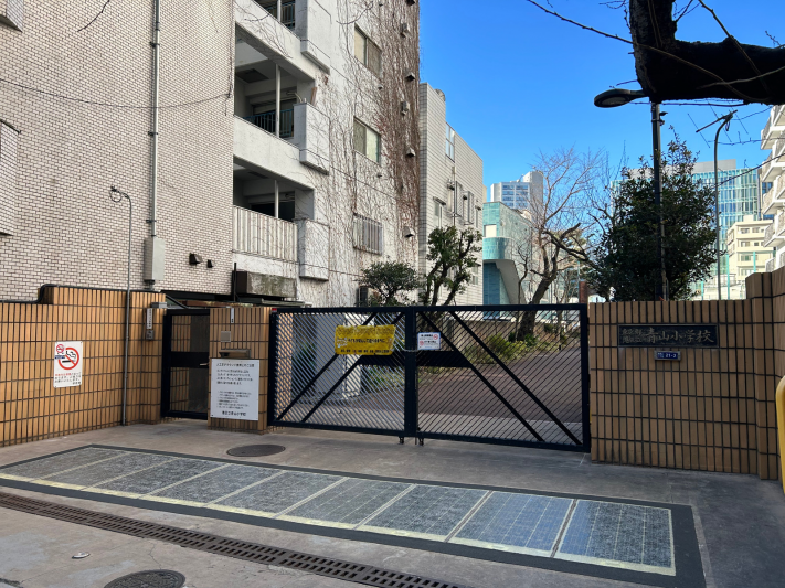 1entreeprincipale-minatoku-primaireaoyama1